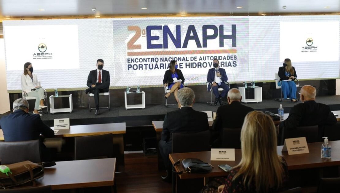 Portos do Paraná participa de evento nacional do setor e destaca papel estratégico da governança